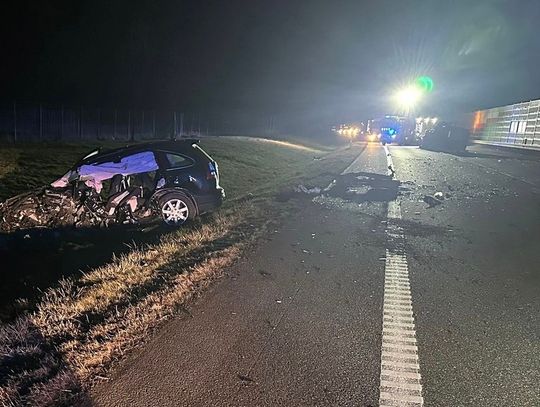 Kierowca busa zjechał na czołówkę z samochodem osobowym. Poważny wypadek na krajowej 12