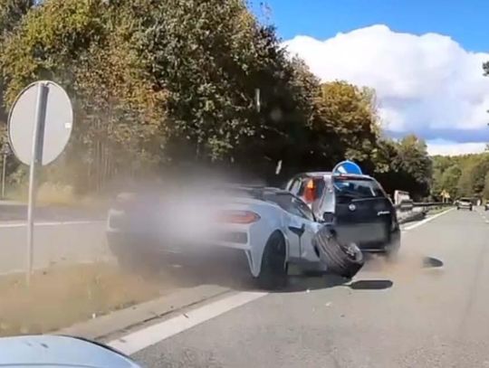Kierowca Chevroleta nie wyhamował. Uderzył w Porsche, a potem w skręcającego fiata