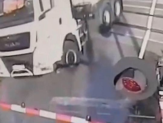 Kierowca ciężarówki musiał staranować rogatki, żeby wydostać się z zamykającego się przejazdu kolejowego