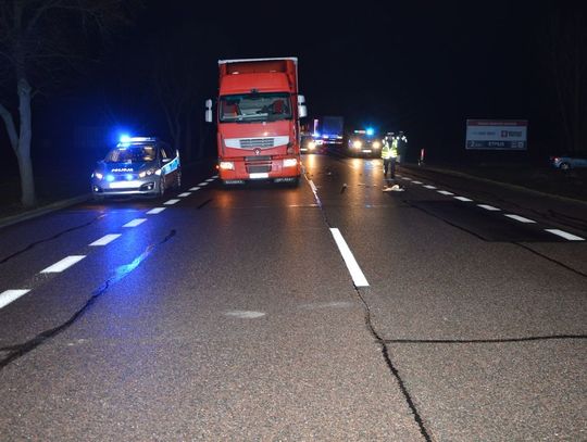 Kierowca ciężarówki potrącił policjanta kierującego ruchem. Funkcjonariusz trafił do szpitala