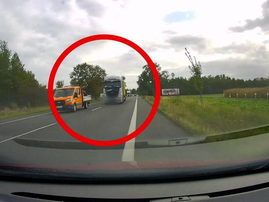 Kierowca ciężarówki uznał, że duży może więcej i zaczął wyprzedzać na czołówkę. Osobówka "ratowała" się poboczem