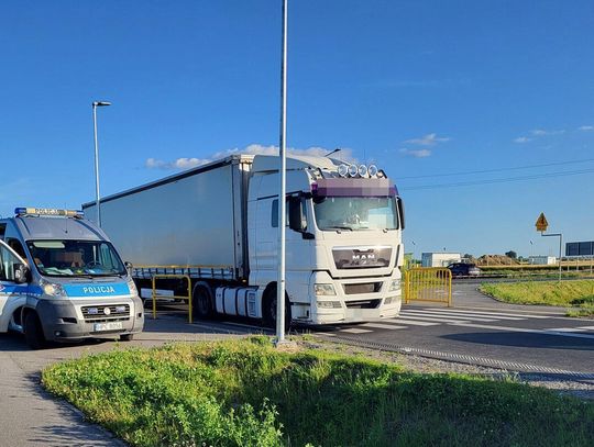 Kierowca ciężarówki wjechał w kobietę na przejściu dla pieszych. Poszkodowana zginęła na miejscu