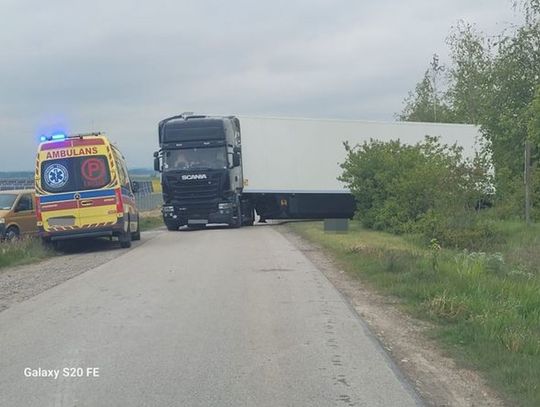 Kierowca ciężarówki zasłabł i wjechał do rowu. Mimo reanimacji nie udało się go uratować