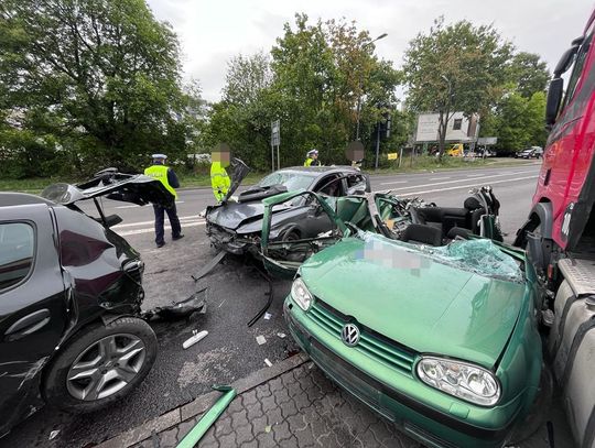 Kierowca ciężarówki zasłabł i wjechał w stojące w korku auta. Sześć osób trafiło do szpitala. FOTO