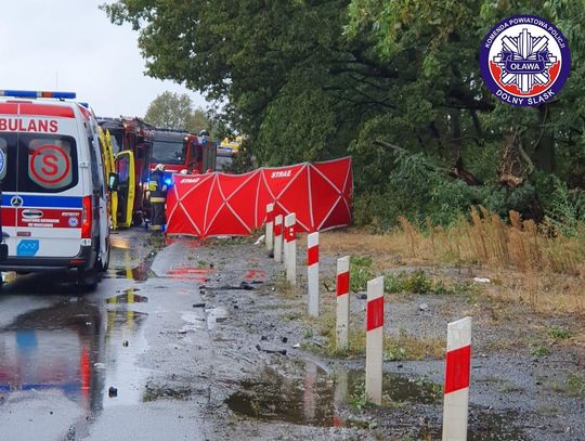 Kierowca ciężarówki zjechał na czołówkę z fordem. Zginęła pasażerka, kierująca jest w ciężkim stanie