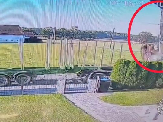 Kierowca ciężarówki złamał słup energetyczny i odjechał. Przewody zwisały nad drogą i posesją