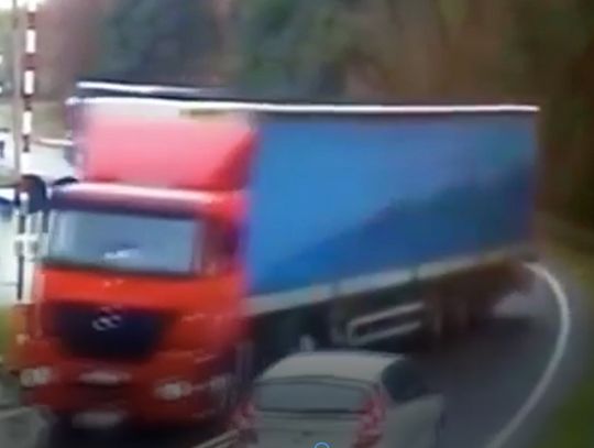 Kierowca ciężarówki zmiótł osobówkę naczepą i odjechał [WIDEO]