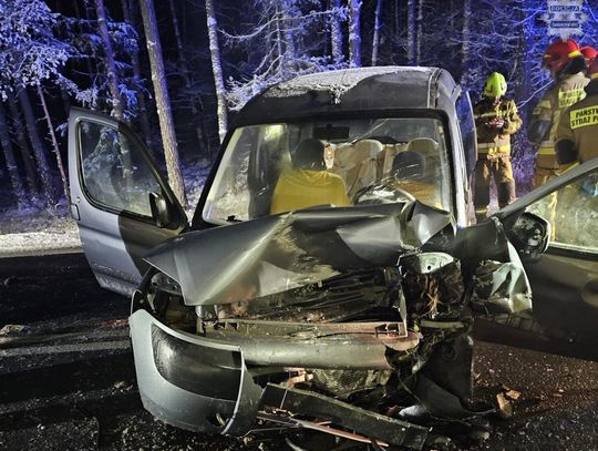 Kierowca citroena nagle zjechał na lewy pas i zderzył się czołowo z oplem. Trzy osoby w szpitalu