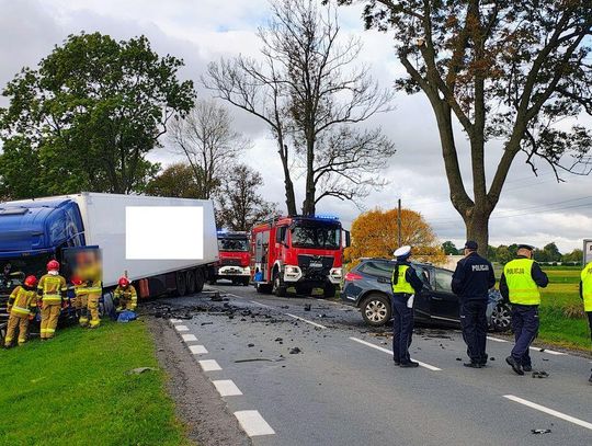 Kierowca Citroena zjechał na czołówkę z ciężarówką. 42-latek zginął na miejscu