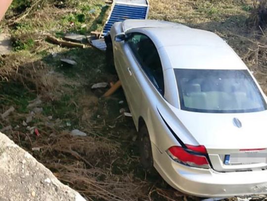 Kierowca cofał na moście, auto spadło do rzeki. Twierdzi, że to wina słabych barierek [FOTO]