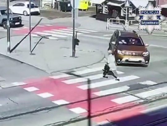 Kierowca Dacii wjechał prosto w kobietę na przejściu dla pieszych. Bardzo groźnie wyglądające potrącenie Kierowca Dacii wjechał prosto w kobietę na przejściu dla pieszych. Bardzo groźnie wyglądające potrącenie