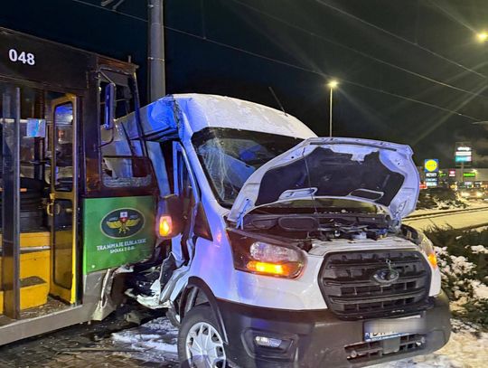 Kierowca dostawczaka nie ustąpił pierwszeństwa tramwajowi na rondzie. Groźne zdarzenie w Elblągu