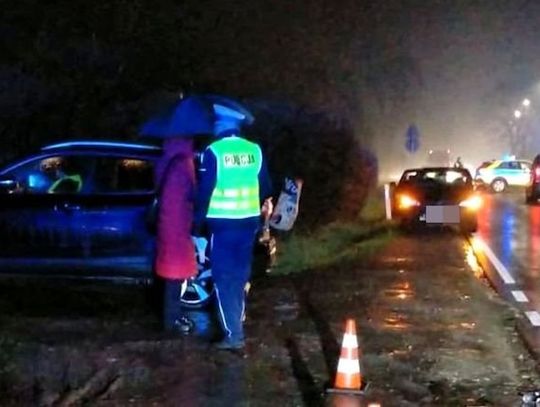 Kierowca dostawczaka nie zauważył, że przejechał człowieka. Policja szuka świadków wypadku