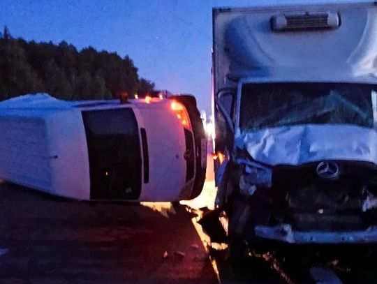 Kierowca dostawczaka pił alkohol w czasie jazdy, żeby się orzeźwić. Skończyło się groźnym wypadkiem