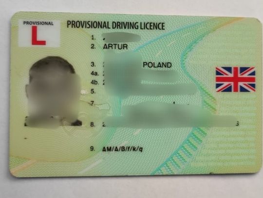Kierowca dostawczaka podczas kontroli pokazał policjantom brytyjskie prawo jazdy dla uczących się jeździć