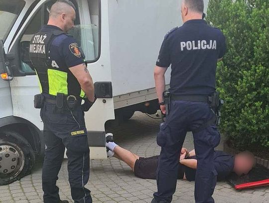 Kierowca dostawczaka wtargnął na teren sądu i rozrabiał. Obezwładnili go strażnicy miejscy