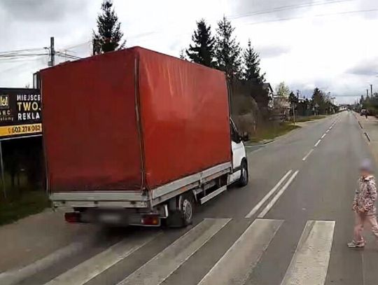 Kierowca dostawczaka wyprzedzał przed przejściem dla pieszych, na które weszło dziecko. O włos od tragedii
