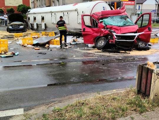Kierowca dostawczaka zignorował STOP, doprowadzając do niezwykle groźnego zderzenia z ciężarówką