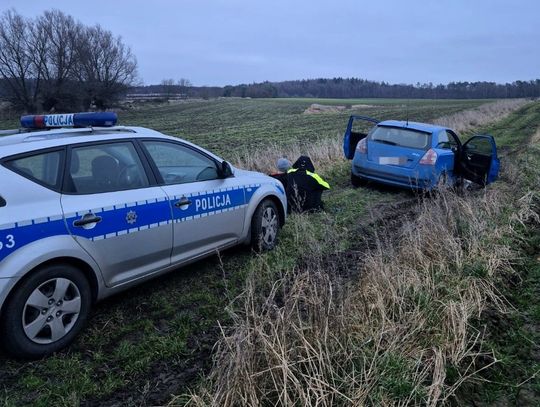 Kierowca fiata próbował uciec policji, ale ugrzązł w błocie. Miał zakaz i brał narkotyki