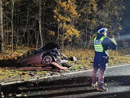 Kierowca fiata wyjechał na czołówkę z BMW. W wypadku ciężko ranne zostały trzy osoby [FOTO]