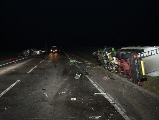 Kierowca forda zginął po czołówce z ciężarówką. Jechał środkiem drogi i nie reagował na światła