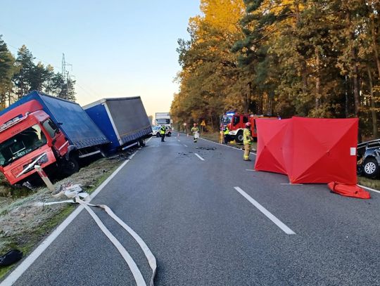 Kierowca forda zjechał na czołówkę z ciężarówką. 49-letni mężczyzna zginął na miejscu