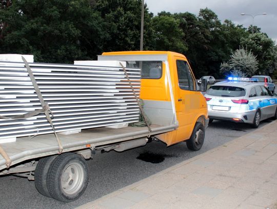 Kierowca gruchota chciał dać w łapę policjantom. Przegląd zrobił dzień wcześniej u syna