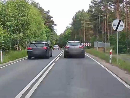 Kierowca Hondy wyprzedzał na trzeciego i prawie doprowadził do czołówki. Policja dostała nagranie