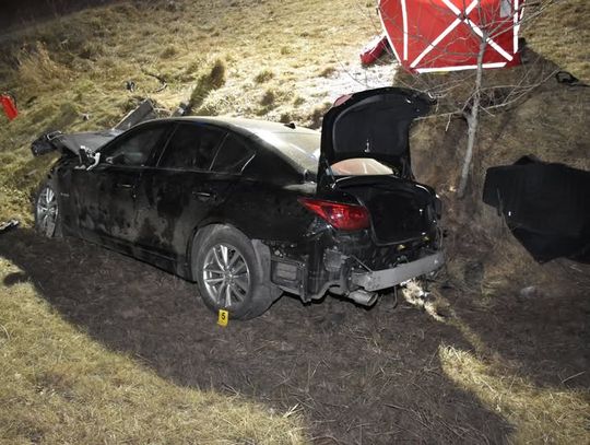 Kierowca infiniti na prostym odcinku stracił panowanie nad autem i wjechał w przepust