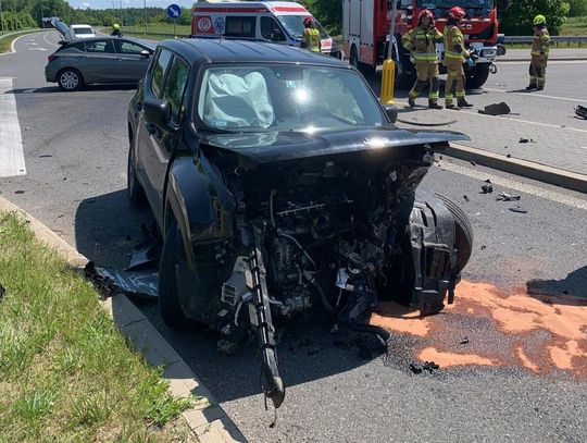 Kierowca jeepa zagapił się na skrzyżowaniu, wymusił i doprowadził do poważnego wypadku. Kobieta i dziecko z obrażeniami
