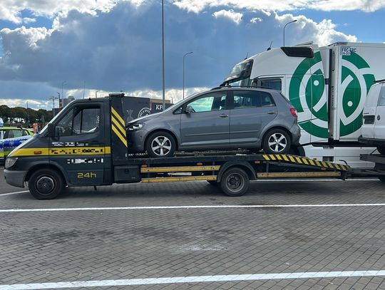 Kierowca lawety jechał całą szerokością drogi ekspresowej. W kabinie miał dwie opróżnione "małpki"