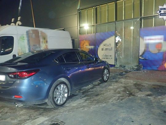 Kierowca Mazdy zasłabł na parkingu. Jego samochód ruszył i staranował witrynę sklepu