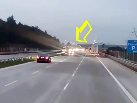 Kierowca mercedesa grzał autostradą, nagle zobaczył auto jadące na niego. O włos od czołówki. WIDEO