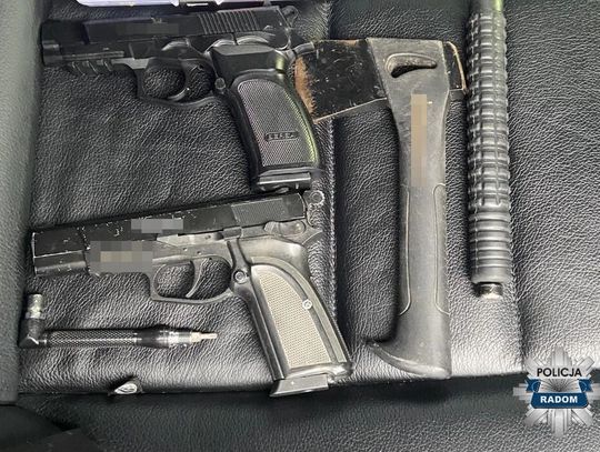 Kierowca mercedesa ostrzelał auto na skrzyżowaniu. Wściekł się, bo musiał stać na czerwonym świetle Kierowca mercedesa ostrzelał auto na skrzyżowaniu. Wściekł się, bo musiał stać na czerwonym świetle