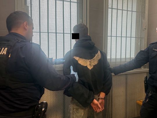 Kierowca mercedesa po kolizji zjechał z mostu i zasnął. Był po czterech różnych narkotykach