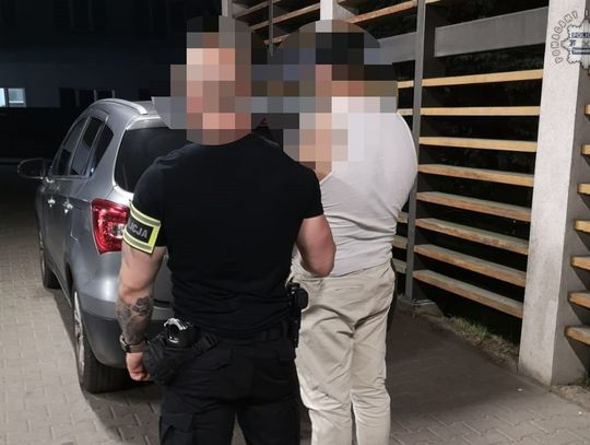 Kierowca mercedesa podawał fałszywe dane i nie słuchał poleceń policjantów. Ma już 4 zakazy, a teraz jechał po narkotykach