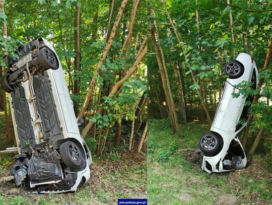 Kierowca mercedesa przysnął i zjechał do rowu. Jazdę zakończył w takie pozycji