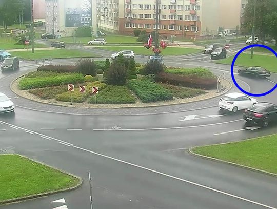 Kierowca mercedesa srogo ukarany za drifty na rondzie. Jego popisy nagrał monitoring