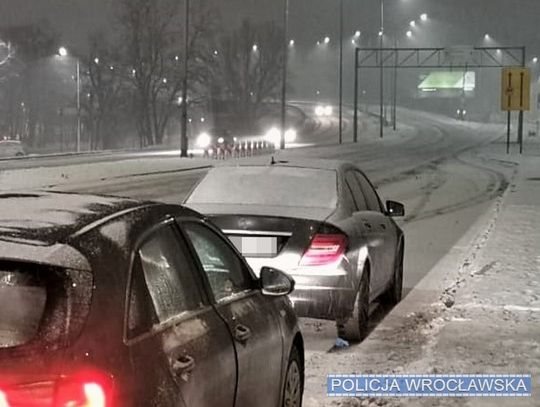 Kierowca mercedesa szalał na zaśnieżonej ulicy. Na desce auta rozsypany biały proszek