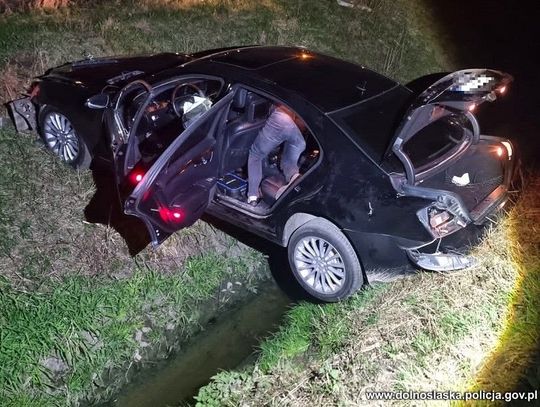 Kierowca mercedesa uciekał przed policjantami wyrzucając narkotyki z okna samochodu [WIDEO]