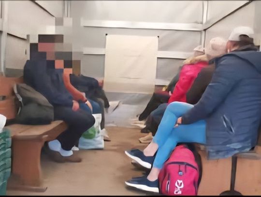 Kierowca mercedesa wiózł 9 pasażerów "na pace". Wpadł, bo przekroczył prędkość