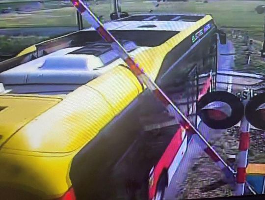 Kierowca miejskiego autobusu utknął na przejeździe kolejowym. Stracił prawo jazdy i odpowie za narażenie ludzi