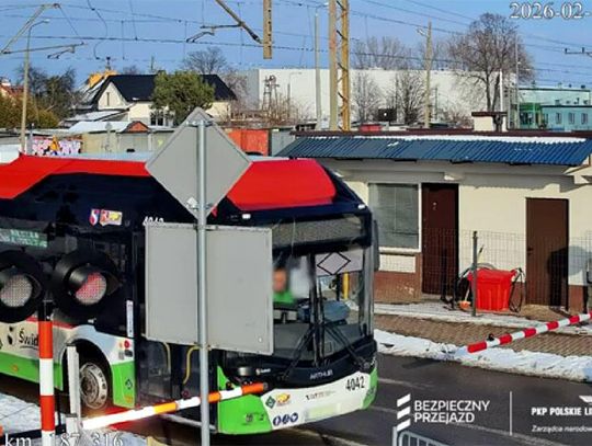 Kierowca miejskiego autobusu wjechał na zamykający się przejazd kolejowy i utknął. Mogło dojść do tragedii