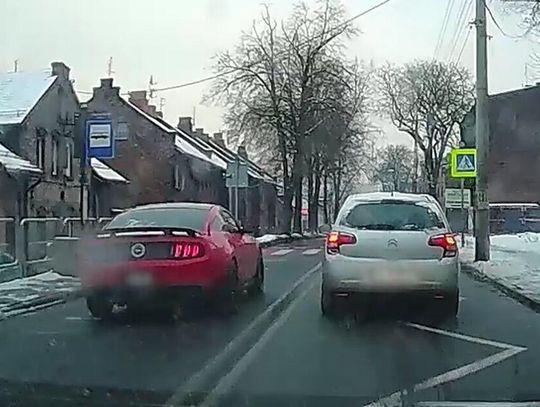 Kierowca Mustanga wyprzedzał na pasach. 1500 zł mandatu i 15 punktów karnych