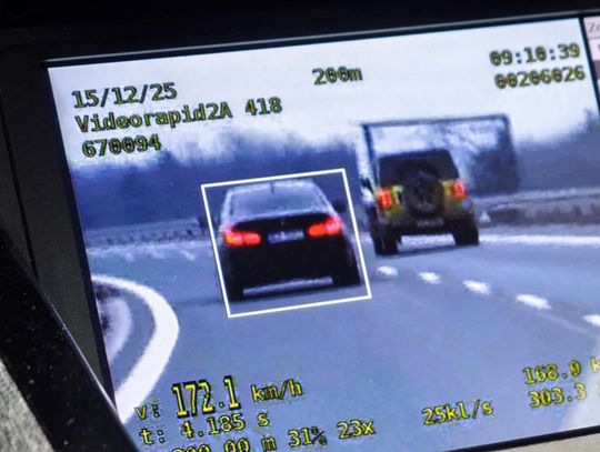 Kierowca na zakazie jechał 172 km/h. Po odbiór auta przyjechał syn, który przekroczył limit punktów Kierowca na zakazie jechał 172 km/h. Po odbiór auta przyjechał syn, który przekroczył limit punktów