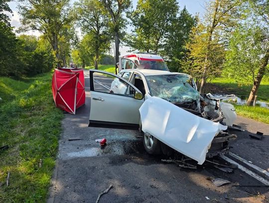 Kierowca nissana zjechał z drogi i uderzył w drzewo. Mężczyzna zginął na miejscu
