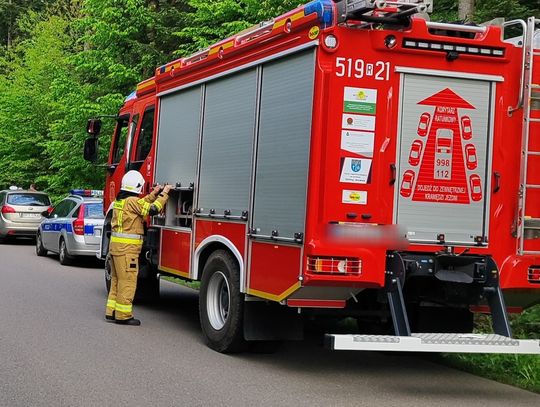 Kierowca opla dachował i uciekł z miejsca wypadku. W rozbitym aucie zostawił rannych kolegów