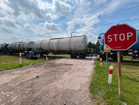 Kierowca Opla nie zatrzymał się przed znakiem STOP. Doszło do zderzenia z pociągiem towarowym