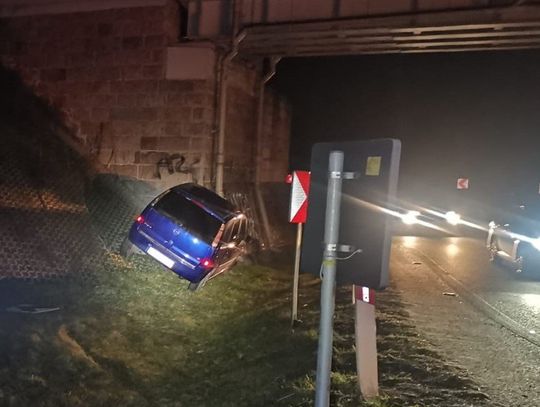 Kierowca opla stracił panowanie nad autem, zjechał z drogi i wbił się w wiadukt