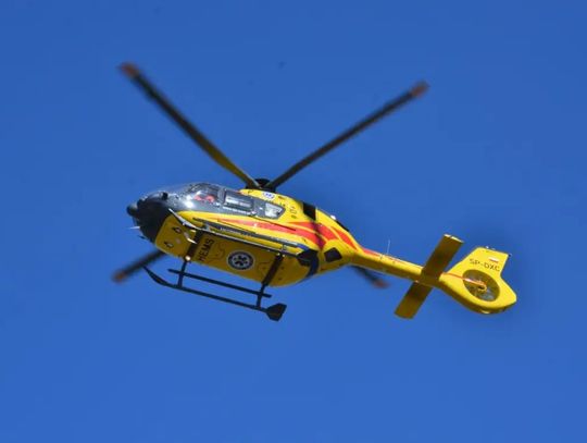 Kierowca osobówki cofając potrącił trzylatka. Śmigłowiec medyczny zabrał chłopca do szpitala